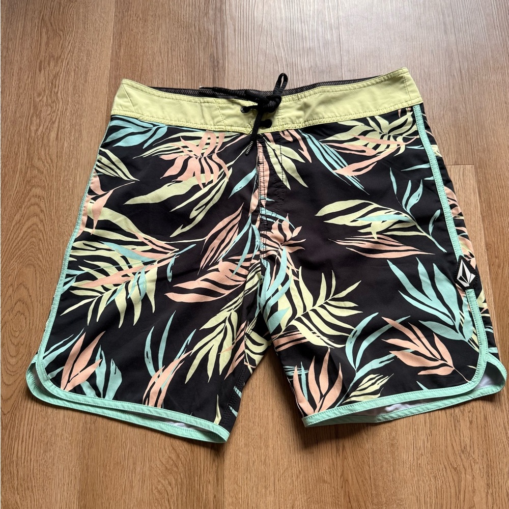 Volcom Mod-Tech Board Shorts Trunks  Bleeding Leaf Tropical Size 33 Drawstring